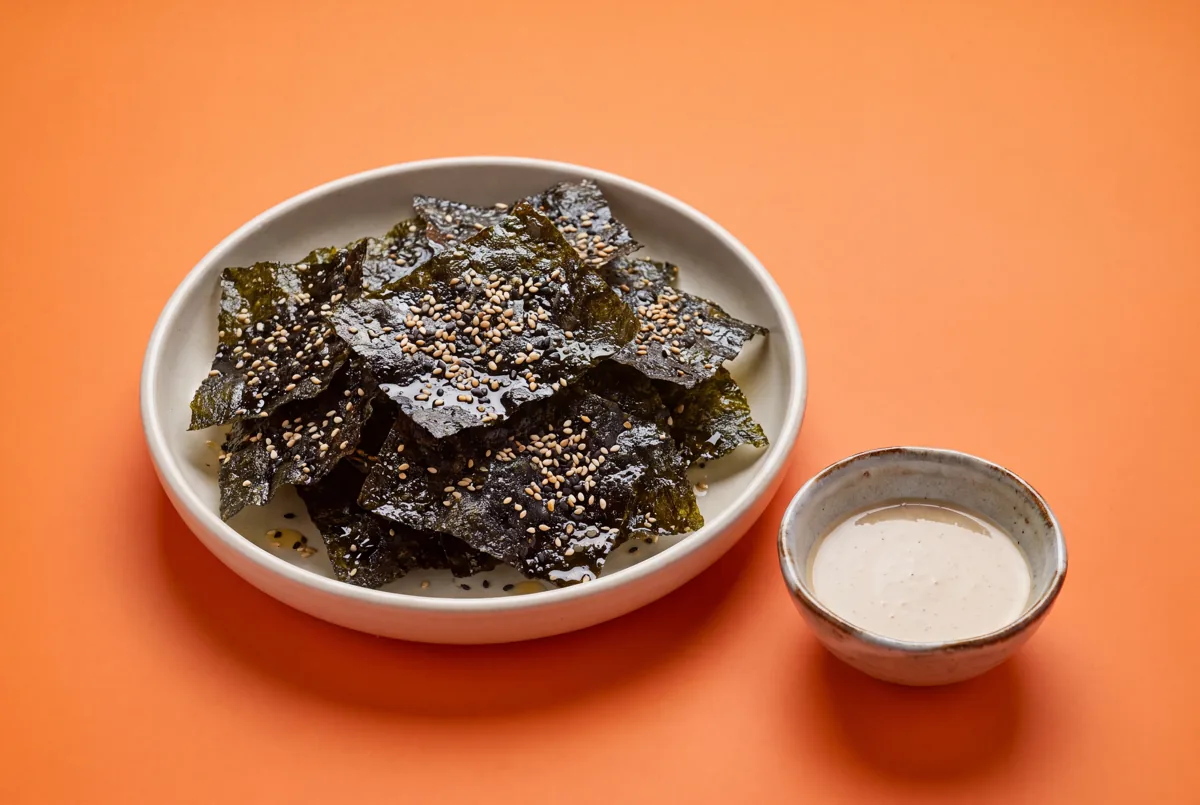 Chips de nori croustillantes, sauce sésame-miso